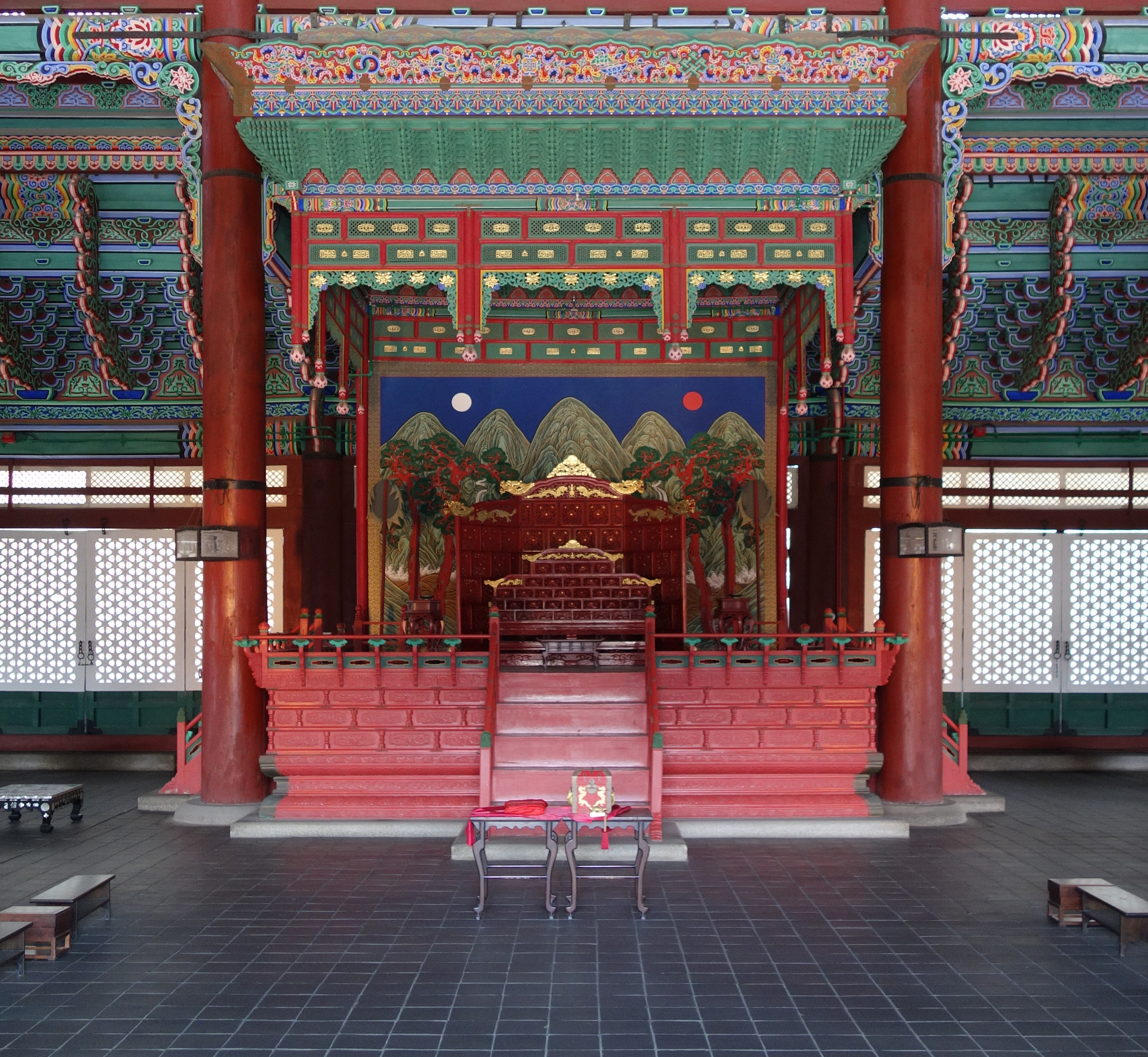 Seoul_Throne_in_Geunjeongjeon_03
